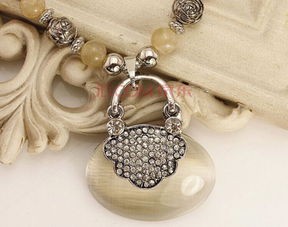 春夏時(shí)尚點(diǎn)睛之筆 百搭長(zhǎng)款毛衣鏈的穿搭魅力與商業(yè)機(jī)遇